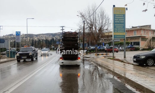 Λαμία: Φόρτωσε «ουρανοξύστη» από παλέτες στο πορτμπαγκάζ του αυτοκινήτου του και κυκλοφορούσε ατάραχος