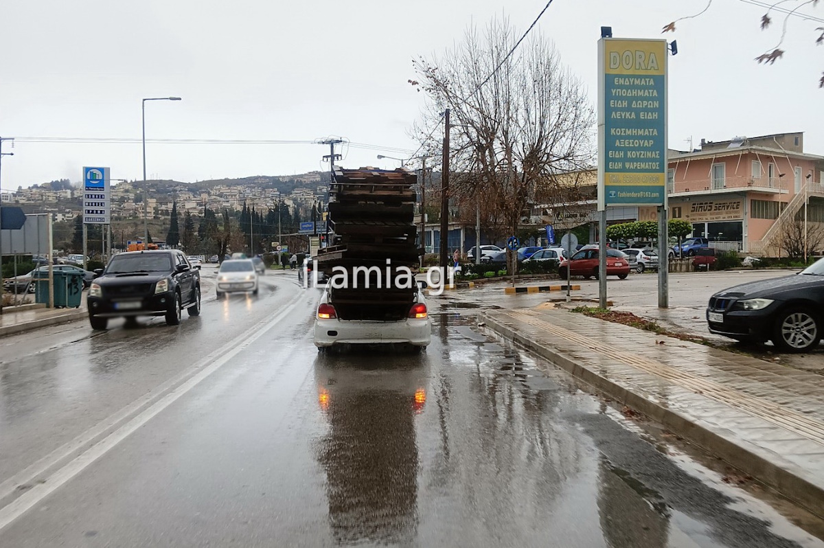 Λαμία: Φόρτωσε «ουρανοξύστη» από παλέτες στο πορτμπαγκάζ του αυτοκινήτου του και κυκλοφορούσε ατάραχος