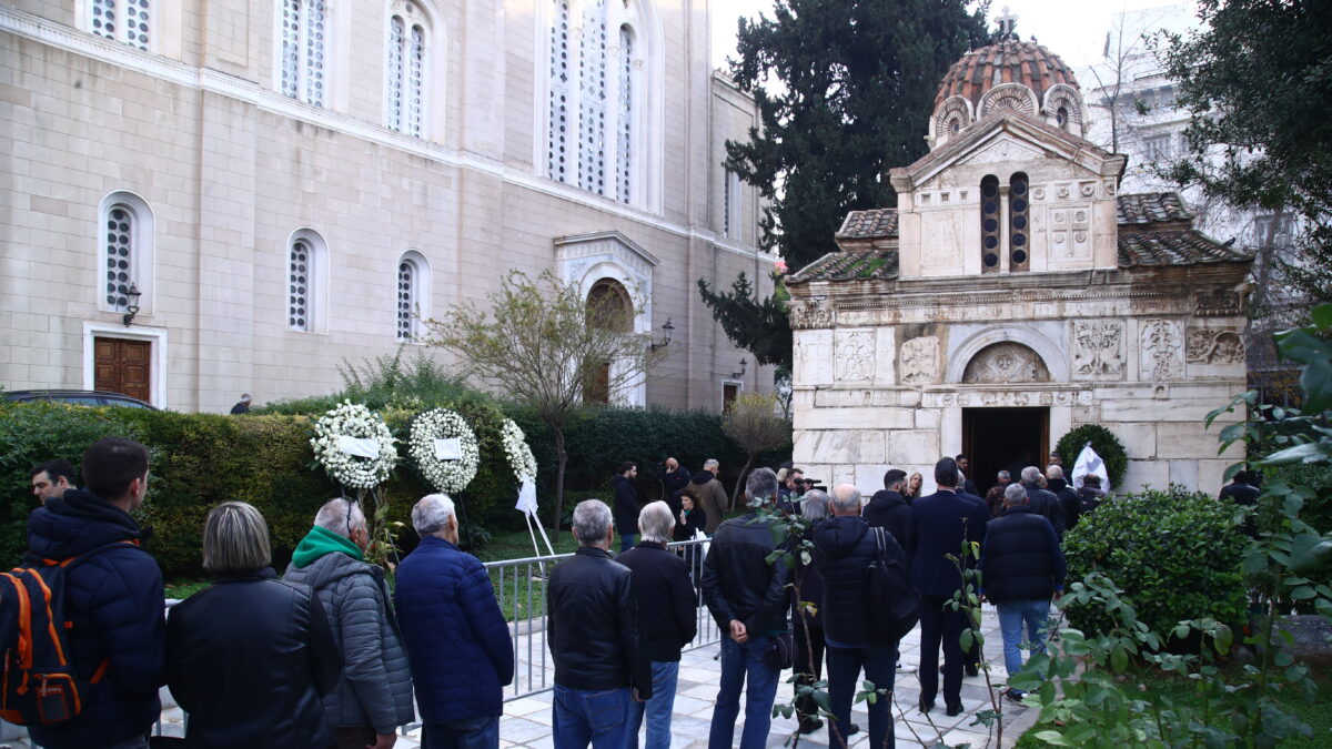 Μίμης Δομάζος: Πλήθος κόσμου στο παρεκκλήσι της Μητρόπολης Αθηνών για το τελευταίο αντίο στον «στρατηγό»