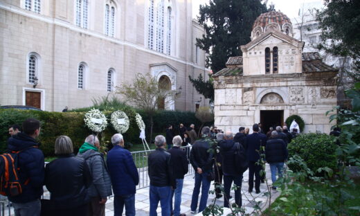 Μίμης Δομάζος: Πλήθος κόσμου στο παρεκκλήσι της Μητρόπολης Αθηνών για το τελευταίο αντίο στον «στρατηγό»