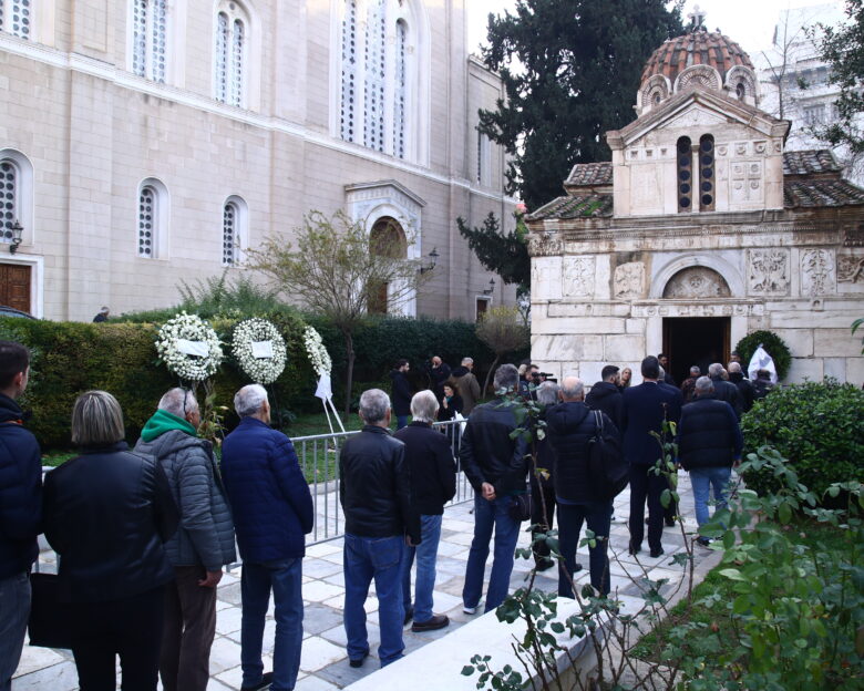 Μίμης Δομάζος: Πλήθος κόσμου στο παρεκκλήσι της Μητρόπολης Αθηνών για το τελευταίο αντίο στον «στρατηγό»