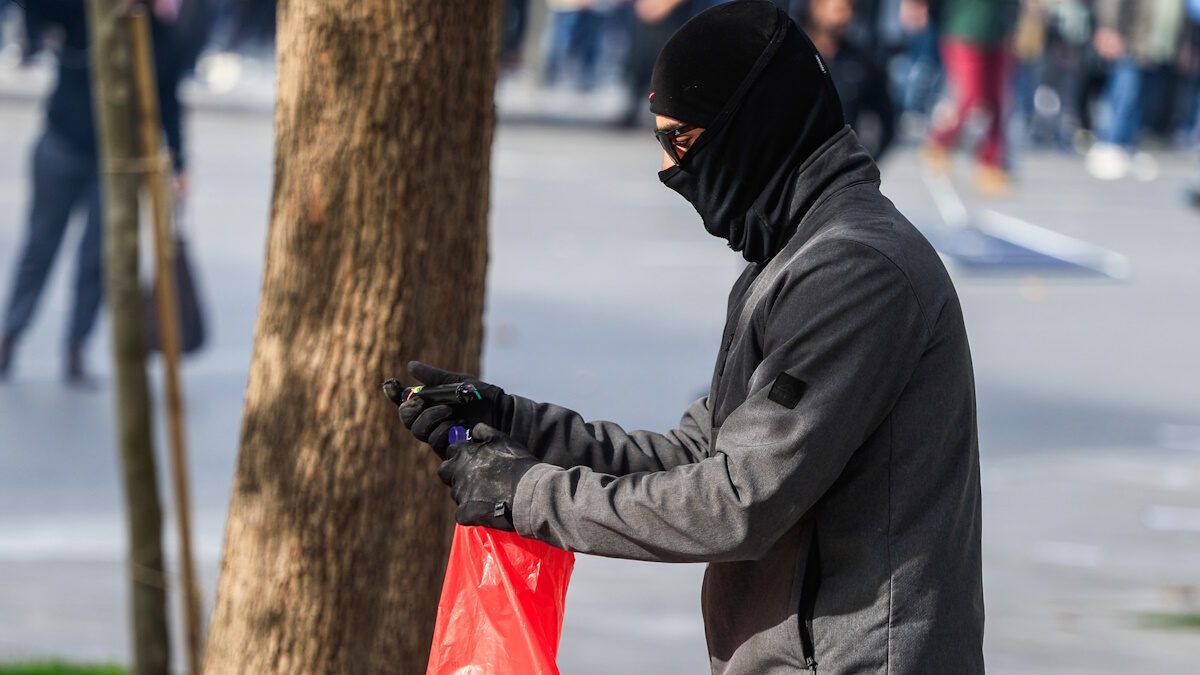 Τέμπη: Η στιγμή που κουκουλοφόρος φτιάχνει μολότοφ κατά τα επεισόδια στο Σύνταγμα