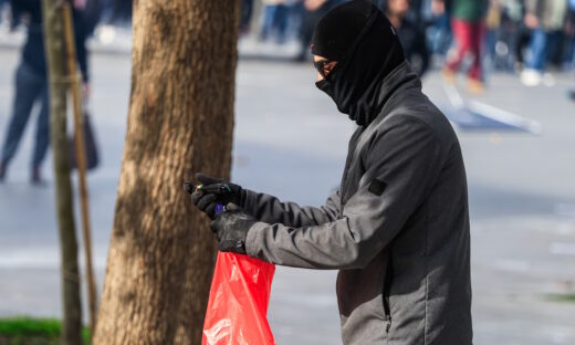 Τέμπη: Η στιγμή που κουκουλοφόρος φτιάχνει μολότοφ κατά τα επεισόδια στο Σύνταγμα