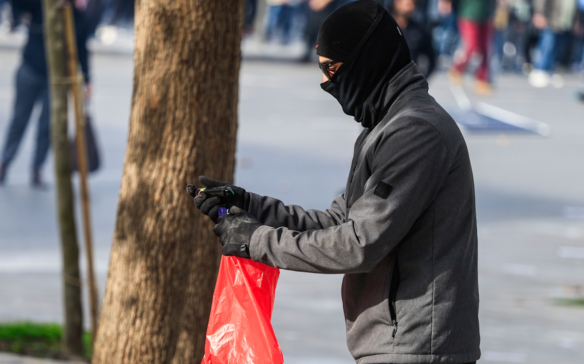 Τέμπη: Η στιγμή που κουκουλοφόρος φτιάχνει μολότοφ κατά τα επεισόδια στο Σύνταγμα