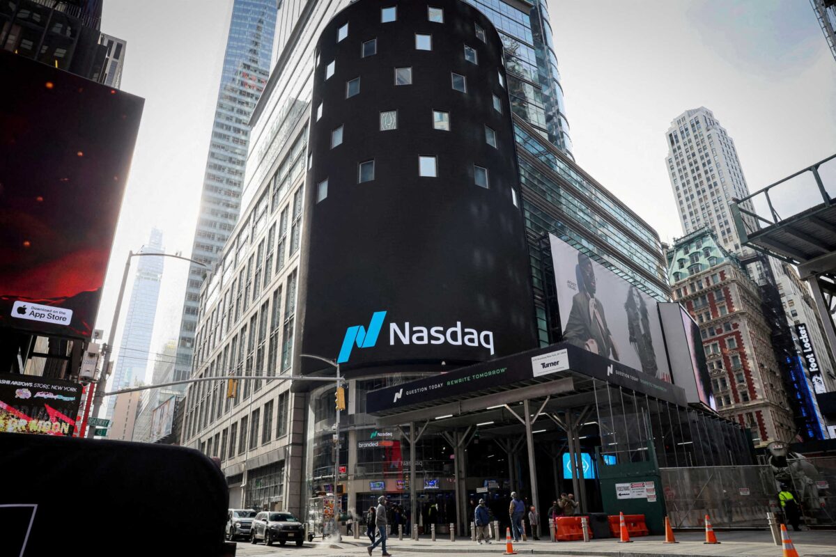 Σταθερα σε πτώση η Wall Street λόγω της DeepSeek – Στα 560 δισ. δολάρια απώλειες για τη μετοχή της Nvidia