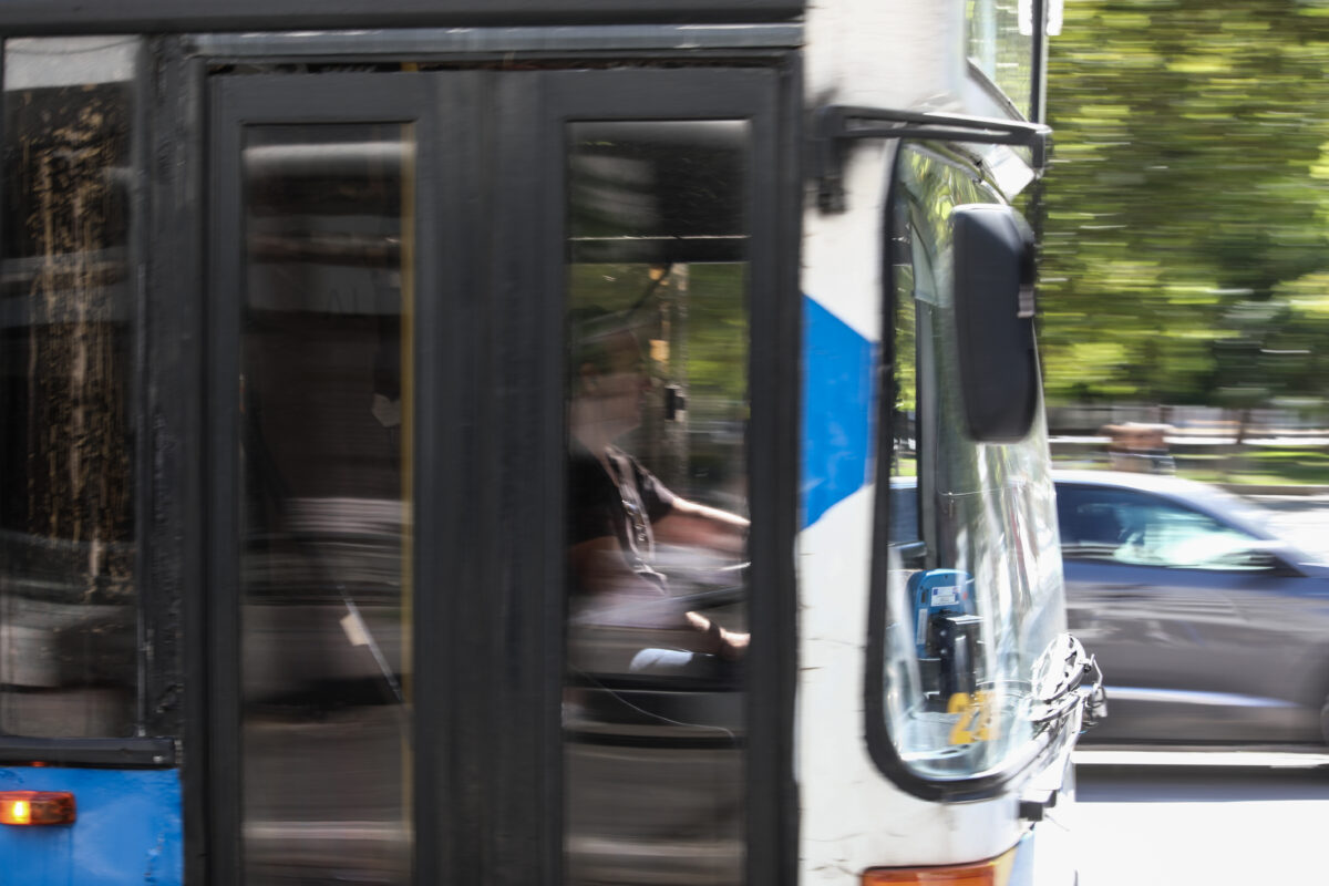 Κορυδαλλός: Άγνωστοι πέταξαν πέτρες σε αστικό λεωφορείο – Τραυματίστηκε 19χρονος