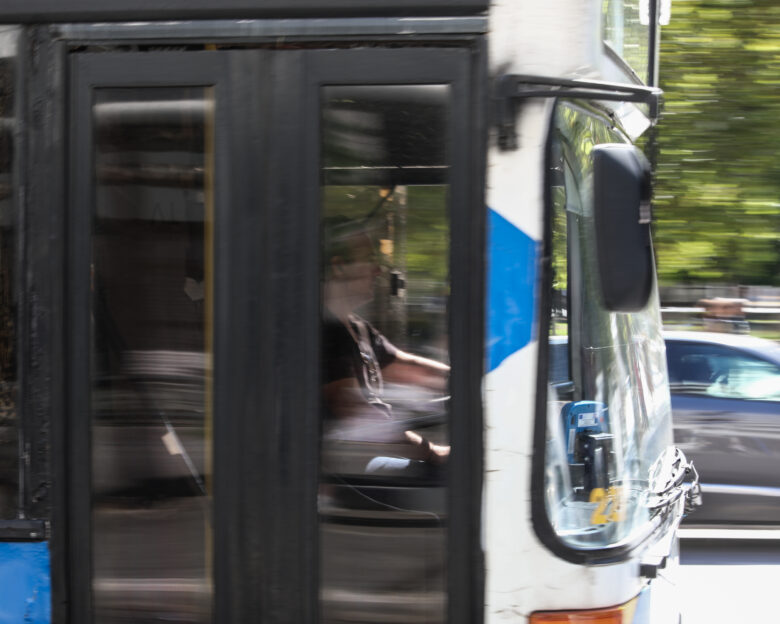 Κορυδαλλός: Άγνωστοι πέταξαν πέτρες σε αστικό λεωφορείο – Τραυματίστηκε 19χρονος