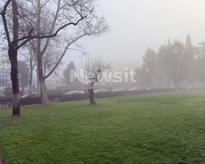 Τοπίο στην ομίχλη η Αττική – Πολλά προβλήματα στους δρόμους από το σπάνιο φαινόμενο