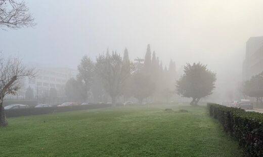 Τοπίο στην ομίχλη η Αττική – Πολλά προβλήματα στους δρόμους από το σπάνιο φαινόμενο