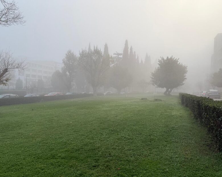 Τοπίο στην ομίχλη η Αττική – Πολλά προβλήματα στους δρόμους από το σπάνιο φαινόμενο