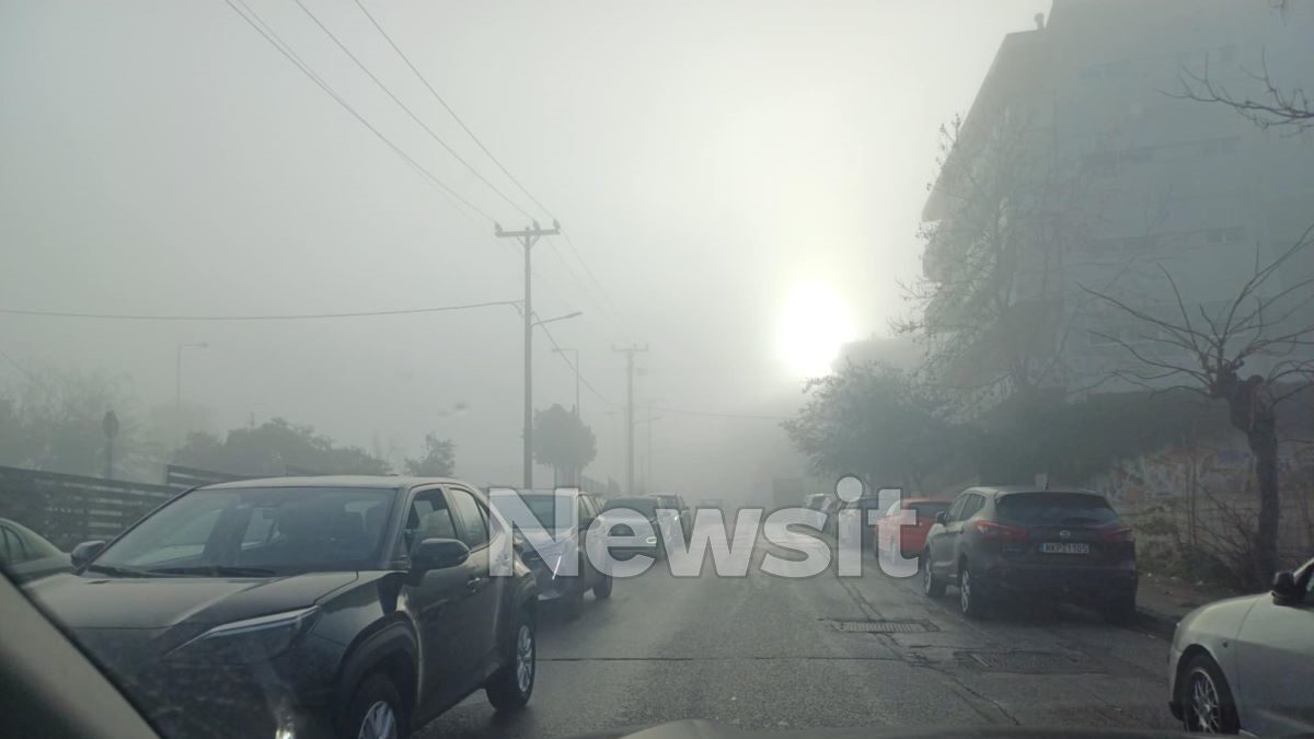 Τοπίο στην ομίχλη η Αττική – Πολλά προβλήματα στους δρόμους από το σπάνιο φαινόμενο