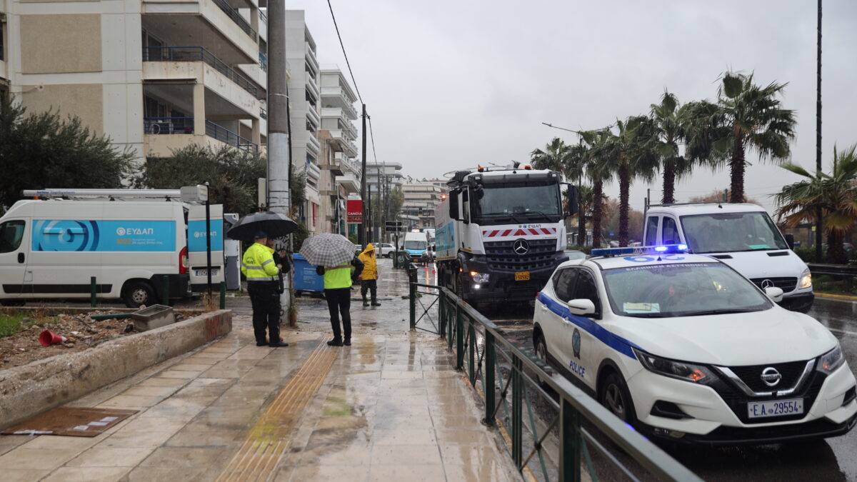 Καιρός: Πλημμύρισε η Λεωφόρος Ποσειδώνος από τη σφοδρή καταιγίδα στην Αθήνα – Κυκλοφοριακό κομφούζιο από το πρωί στους δρόμους