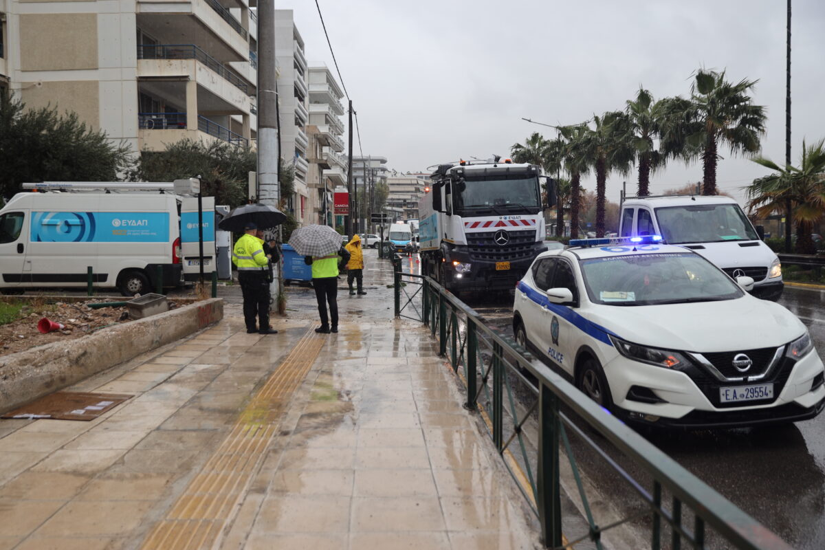 Καιρός: Πλημμύρισε η Λεωφόρος Ποσειδώνος από τη σφοδρή καταιγίδα στην Αθήνα – Κυκλοφοριακό κομφούζιο από το πρωί στους δρόμους