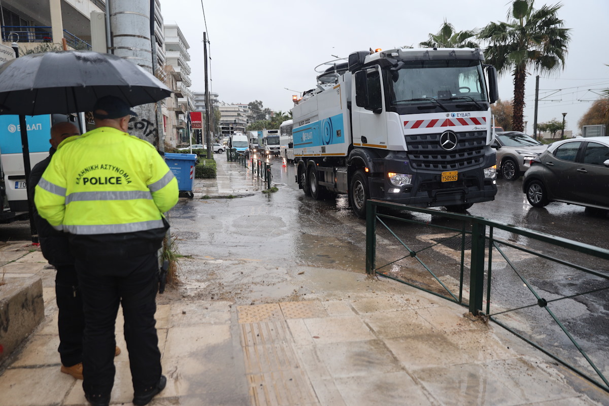 Κακοκαιρία: Η Λεωφόρος Ποσειδώνος πλημμύρισε ξανά με βοθρολύματα