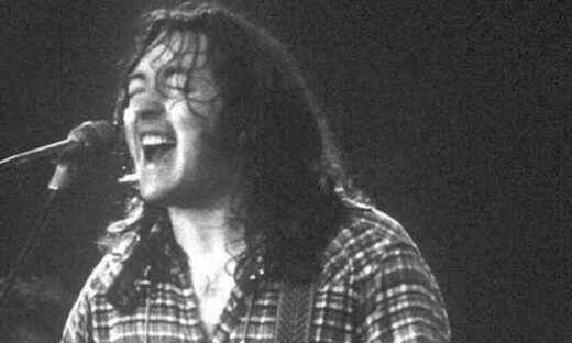 Rory Gallagher: Ο θρύλος της ροκ θα «ζει» για πάντα στο Μπέλφαστ – Προσκύνημα για τα αποκαλυπτήρια του αγάλματός του