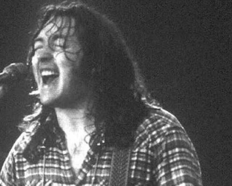 Rory Gallagher: Ο θρύλος της ροκ θα «ζει» για πάντα στο Μπέλφαστ – Προσκύνημα για τα αποκαλυπτήρια του αγάλματός του