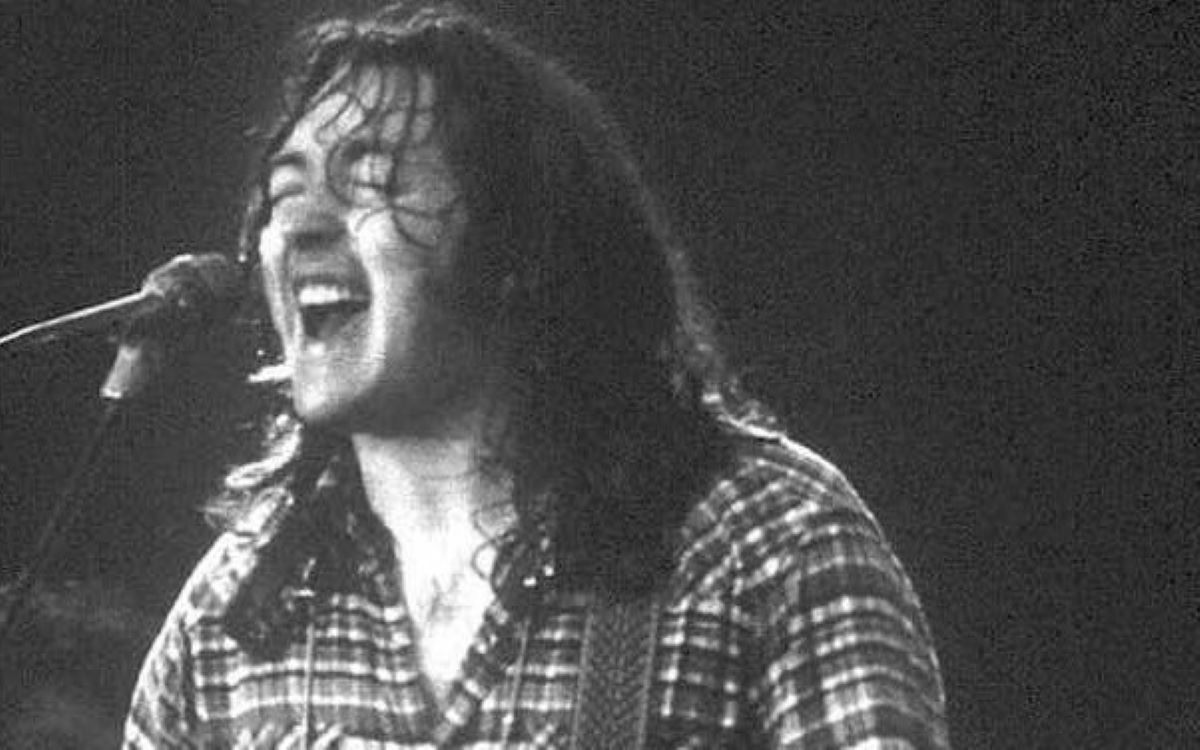 Rory Gallagher: Ο θρύλος της ροκ θα «ζει» για πάντα στο Μπέλφαστ – Προσκύνημα για τα αποκαλυπτήρια του αγάλματός του