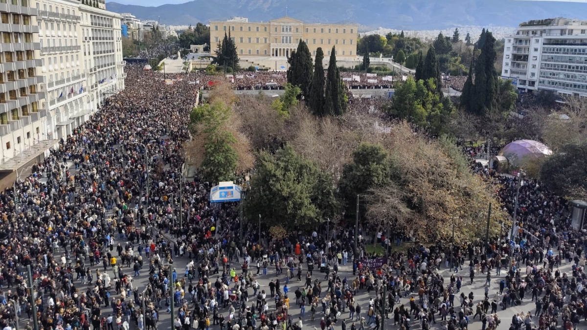 Τραγωδία των Τεμπών: Πλήθος κόσμου στις συγκεντρώσεις διαμαρτυρίας σε Σύνταγμα και Θεσσαλονίκη