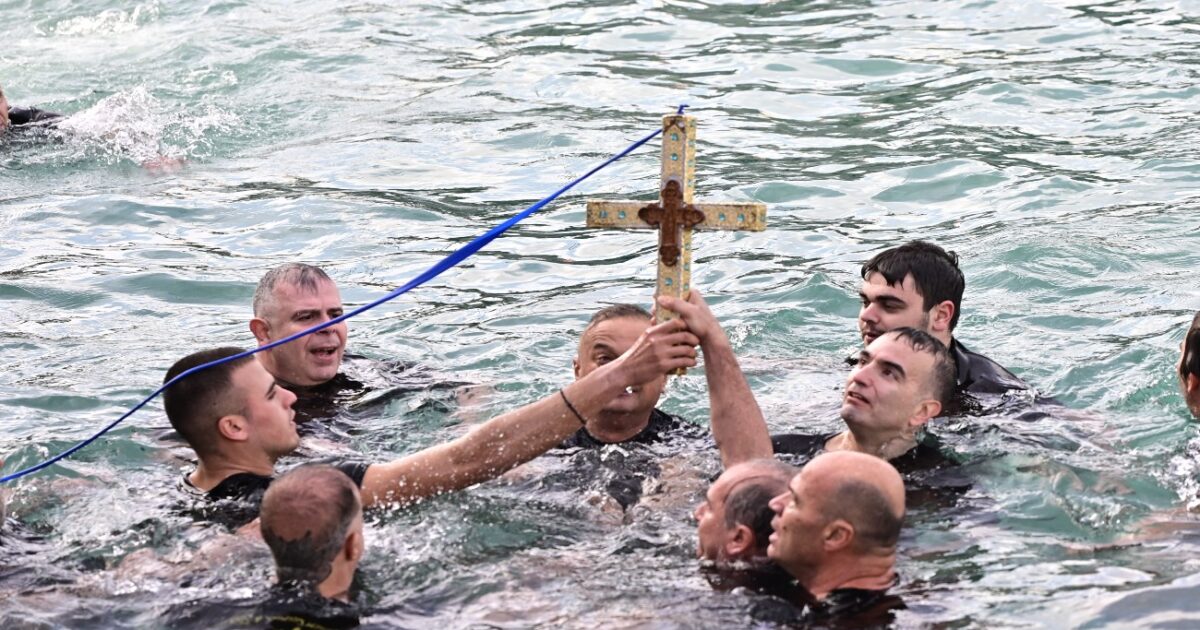 Τι γιορτάζουμε σήμερα και γιατί ρίχνουμε τον Σταυρό στη θάλασσα  