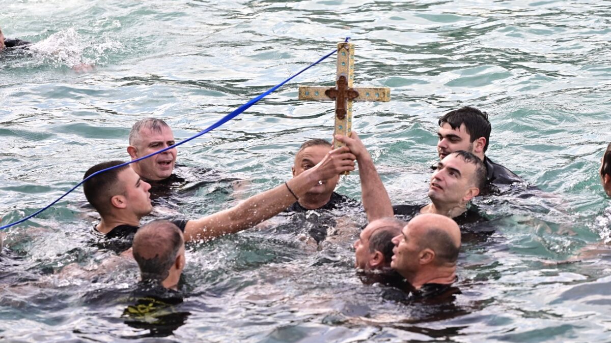 Θεοφάνεια: Τι γιορτάζουμε σήμερα και γιατί ρίχνουμε τον Σταυρό στη θάλασσα  