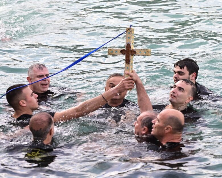 Θεοφάνεια: Τι γιορτάζουμε σήμερα και γιατί ρίχνουμε τον Σταυρό στη θάλασσα  