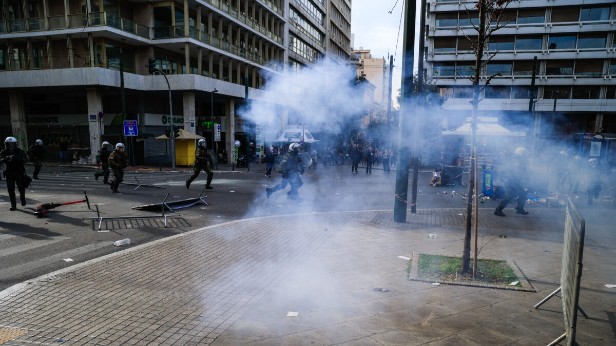 Επεισόδια με μολότοφ και δακρυγόνα στο Σύνταγμα μετά τη συγκέντρωση διαμαρτυρίας για τα Τέμπη