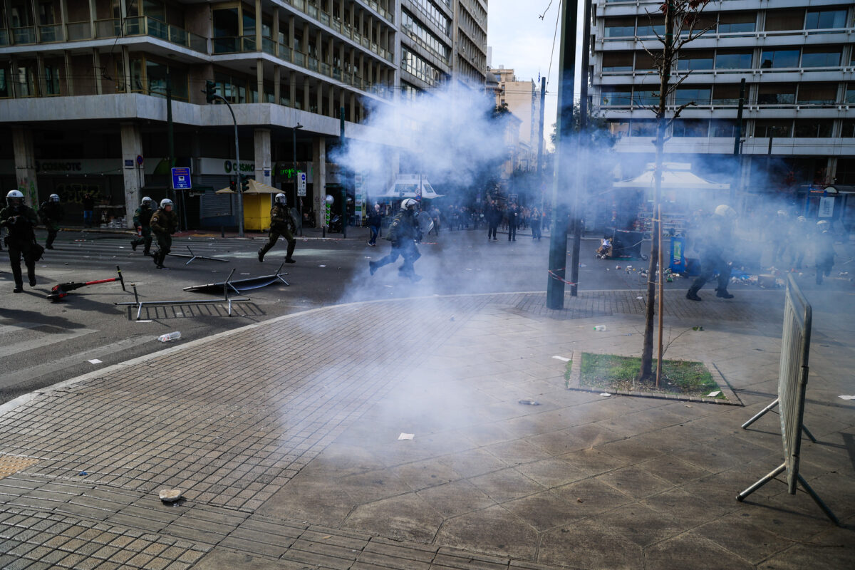 Επεισόδια με μολότοφ και δακρυγόνα στο Σύνταγμα μετά τη συγκέντρωση διαμαρτυρίας για τα Τέμπη