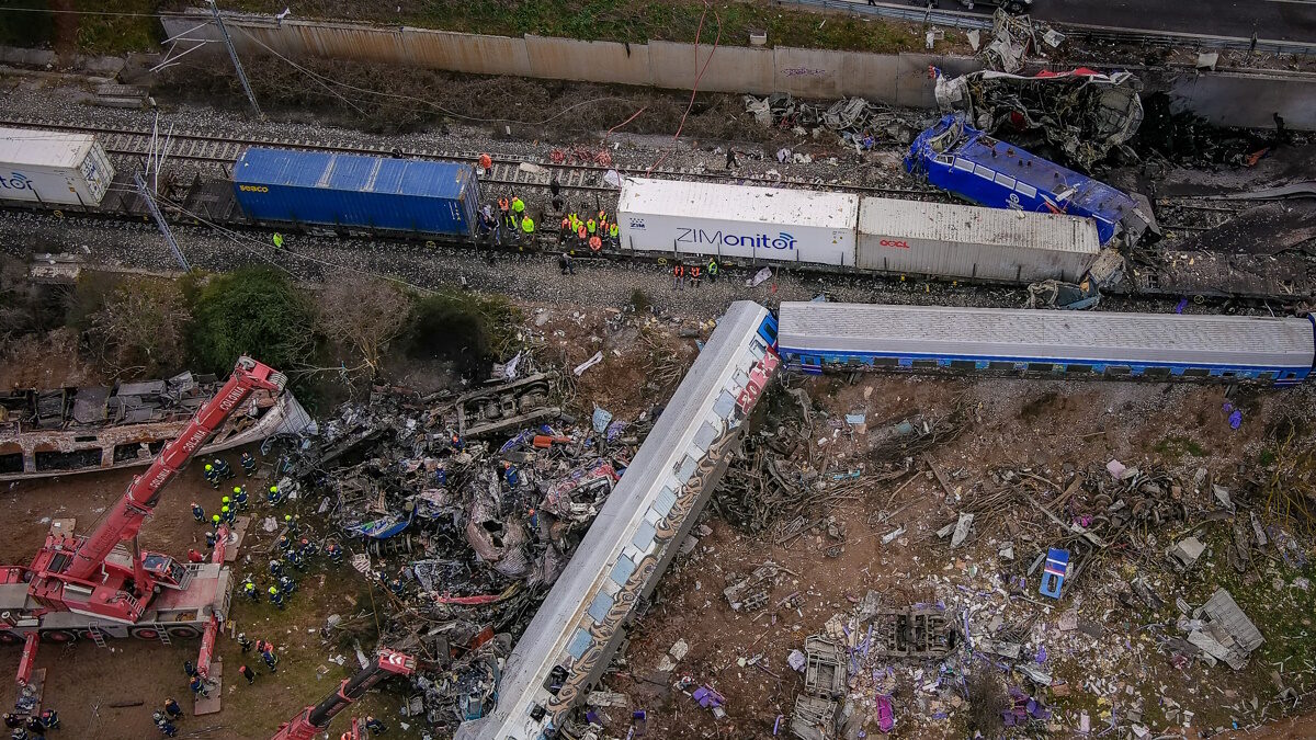 Τέμπη: Καύσιμη ύλη 3,5 τόνων φέρεται να «στρίμωξαν» στην εμπορική αμαξοστοιχία πριν την σύγκρουση και την έκρηξη