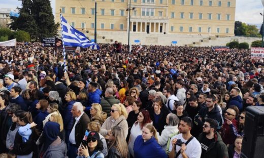 Τραγωδία των Τεμπών: Πλήθος κόσμου στις συγκεντρώσεις διαμαρτυρίας σε Σύνταγμα και Θεσσαλονίκη