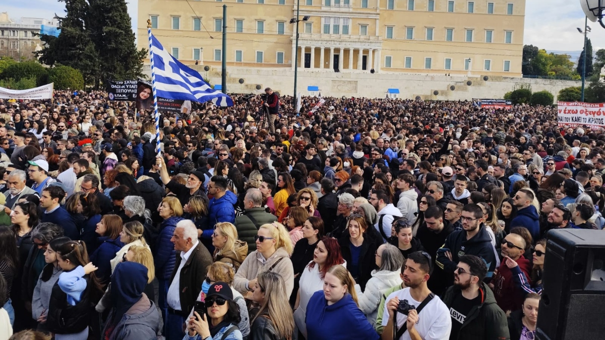 Τραγωδία των Τεμπών: Πλήθος κόσμου στις συγκεντρώσεις διαμαρτυρίας σε Σύνταγμα και Θεσσαλονίκη