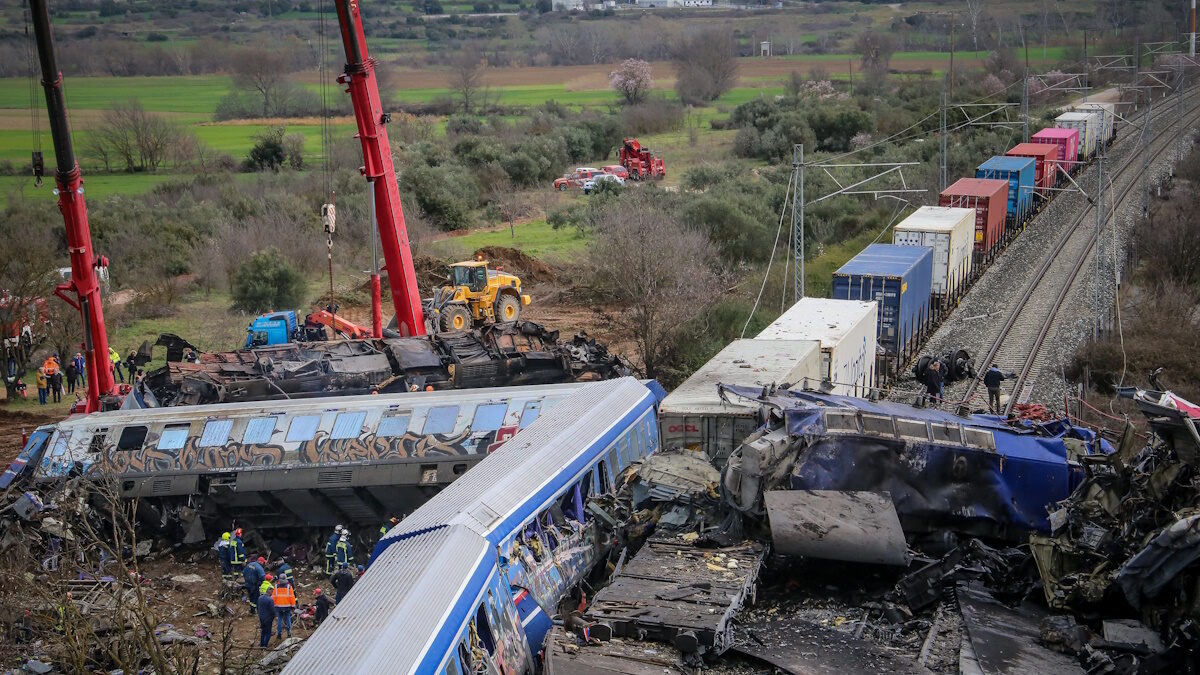 Τέμπη: Λείπουν δευτερόλεπτα από το βίντεο της εμπορικής αμαξοστοιχίας – Νέες αποκαλύψεις για την εθνική τραγωδία