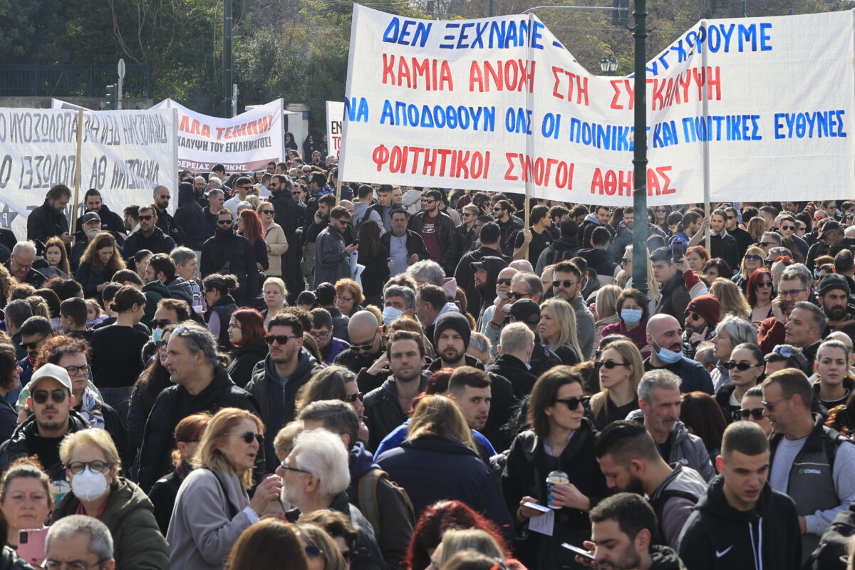 Τραγωδία των Τεμπών: Πλήθος κόσμου στις συγκεντρώσεις διαμαρτυρίας σε Σύνταγμα και Θεσσαλονίκη