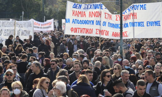 Τραγωδία των Τεμπών: Πλήθος κόσμου στην συγκέντρωση διαμαρτυρίας στο Σύνταγμα