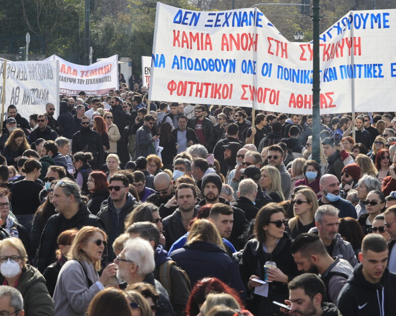 Τραγωδία των Τεμπών: Πλήθος κόσμου στην συγκέντρωση διαμαρτυρίας στο Σύνταγμα