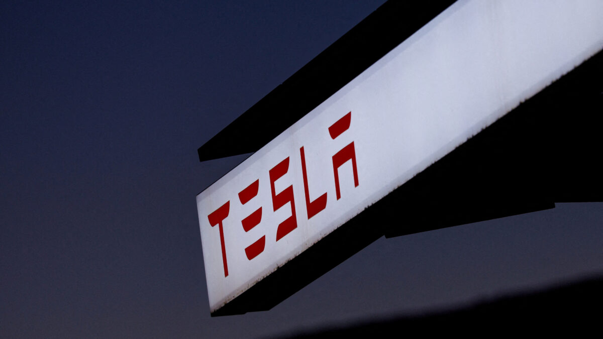 Tesla: Νέα πτώση των μετοχών της – Τι ρόλο παίζει η κατάρρευση των πωλήσεων στη Γερμανία