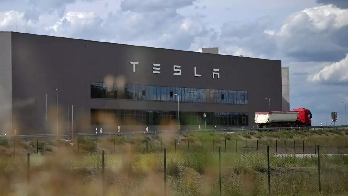 Γερμανία: Πτώση πωλήσεων για την Tesla – Κυριαρχούν οι VW, BMW και Mercedes στην αγορά ηλεκτρικών αυτοκινήτων