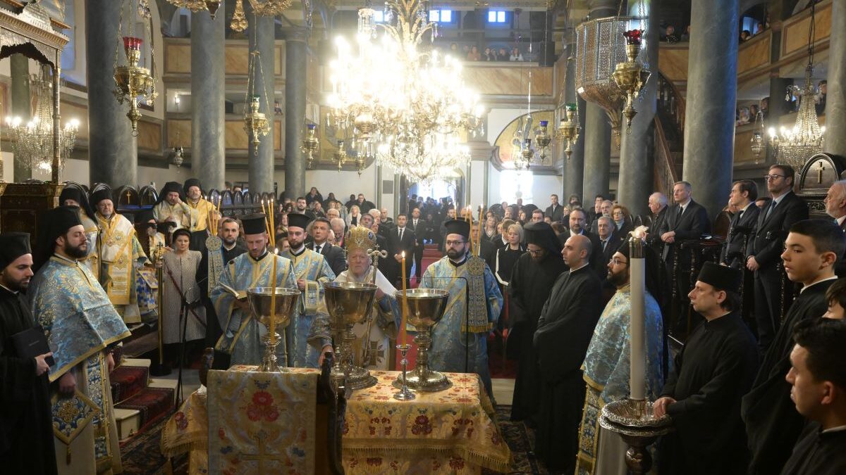 Θεοφάνεια στο Φανάρι: Σε κλίμα κατάνυξης η Θεία Λειτουργία από τον Πατριάρχη Βαρθολομαίο – Ο αγιασμός των υδάτων στον Κεράτιο Κόλπο