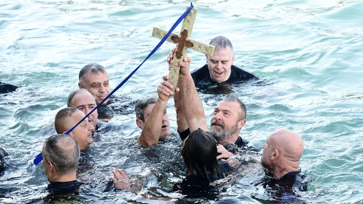 Θεοφάνεια: Με λαμπρότητα ο καθαγιασμός των υδάτων στον Πειραιά