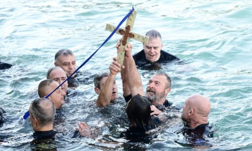 Θεοφάνεια: Με λαμπρότητα ο καθαγιασμός των υδάτων στον Πειραιά