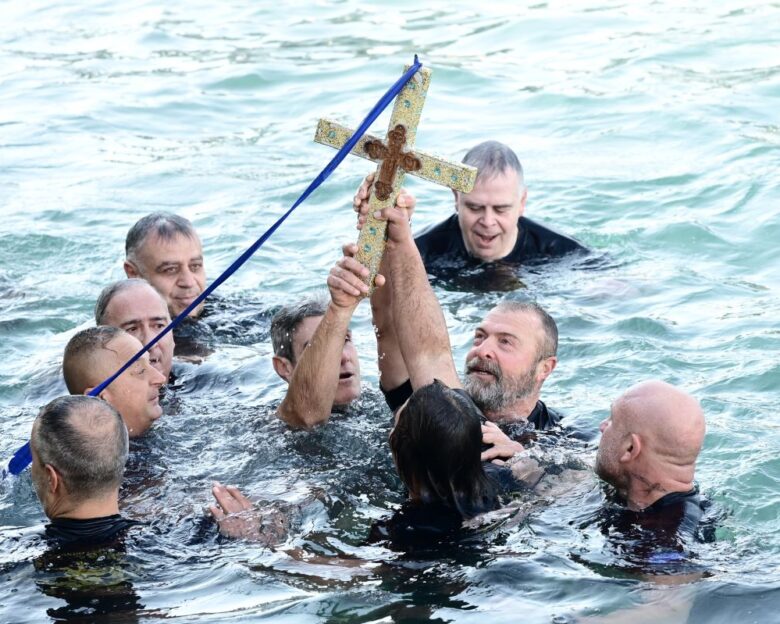 Θεοφάνεια: Με λαμπρότητα ο καθαγιασμός των υδάτων στον Πειραιά