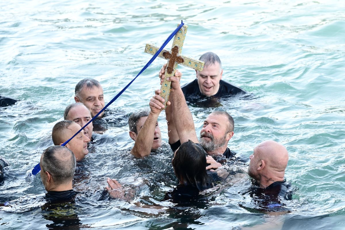 Θεοφάνεια: Με λαμπρότητα ο καθαγιασμός των υδάτων στον Πειραιά