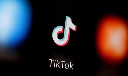 Ο Έλον Μασκ σκέφτεται να αγοράσει το Tik Tok, γράφει το Bloomberg