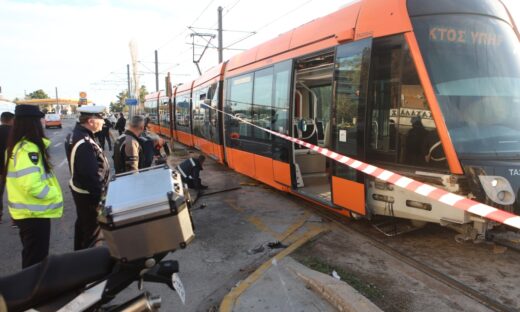 Πειραιάς: Τραμ συγκρούστηκε με αυτοκίνητο – Συνέχισαν με τα πόδια οι επιβάτες