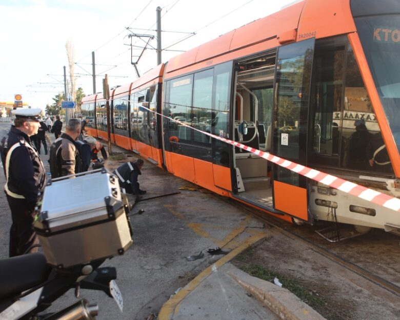 Πειραιάς: Τραμ συγκρούστηκε με αυτοκίνητο – Συνέχισαν με τα πόδια οι επιβάτες