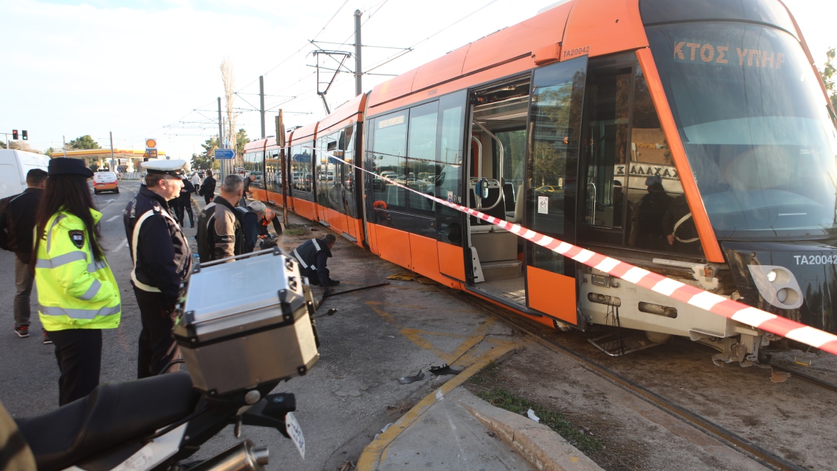 Πειραιάς: Τραμ συγκρούστηκε με αυτοκίνητο – Συνέχισαν με τα πόδια οι επιβάτες