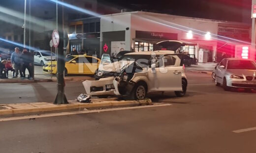 Τροχαίο στην Πειραιώς: Αυτοκίνητο καβάλησε νησίδα μετά από σύγκρουση με άλλο όχημα – Δύο τραυματίες