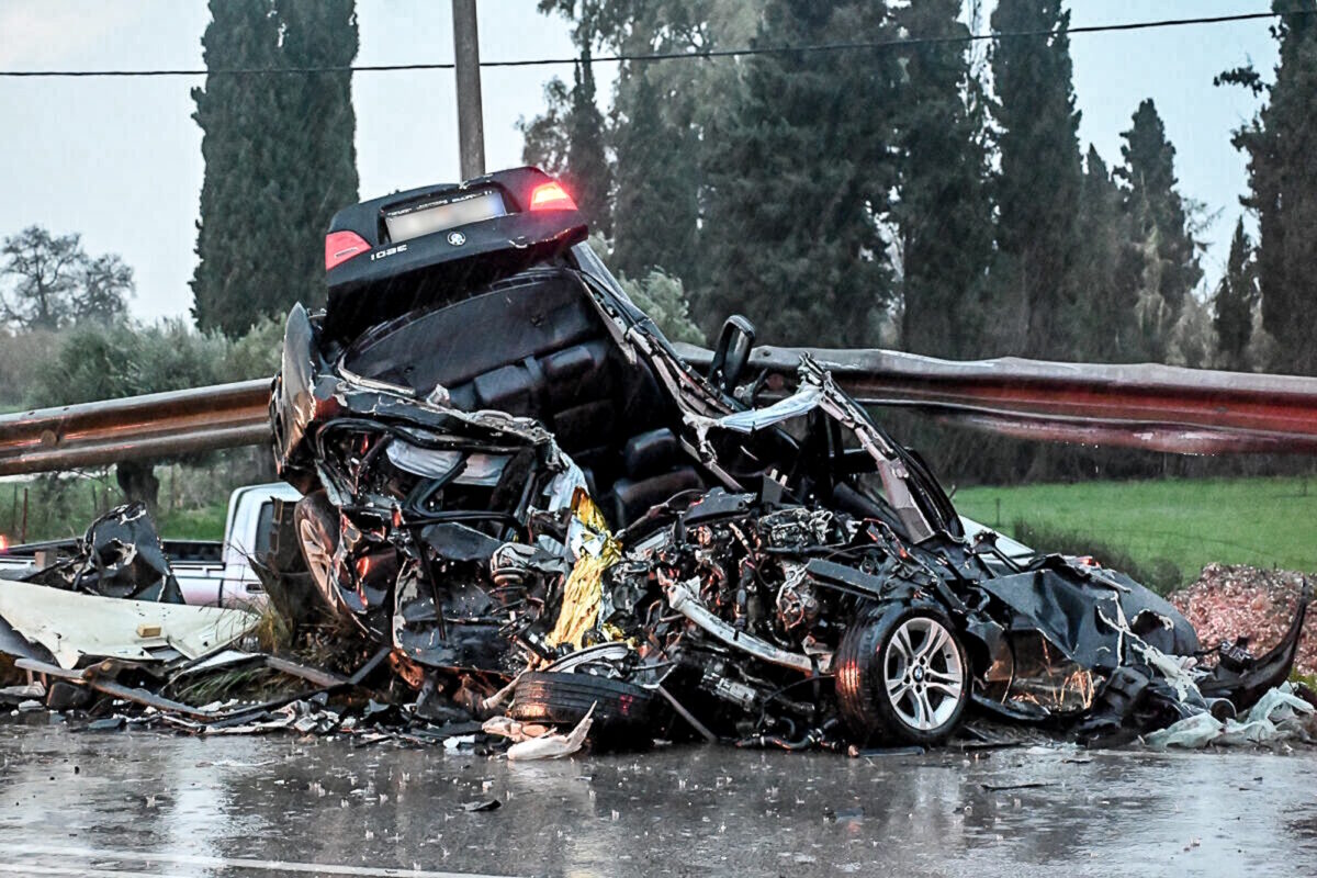 Μάχη να κρατηθεί στη ζωή δίνει ο 25χρονος που συγκρούστηκε μετωπικά με λεωφορείο στην Πατρών – Πύργου