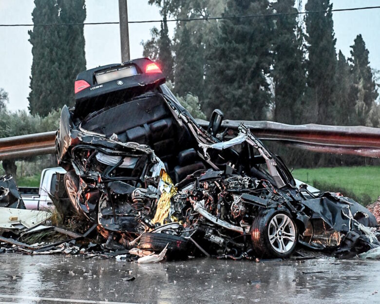 Μάχη να κρατηθεί στη ζωή δίνει ο 25χρονος που συγκρούστηκε μετωπικά με λεωφορείο στην Πατρών – Πύργου