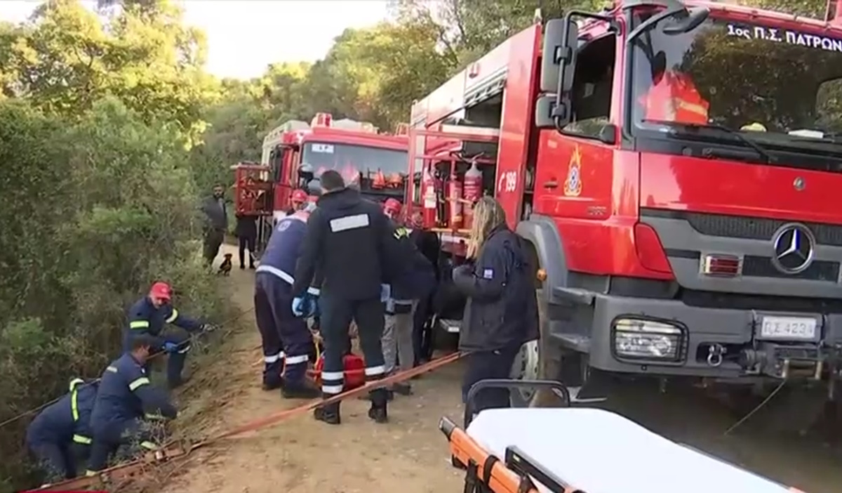 Πάτρα: Δύο τραυματίες από πτώση αυτοκινήτου σε χαράδρα – Μεγάλη επιχείρηση απεγκλωβισμού από την Πυροσβεστική