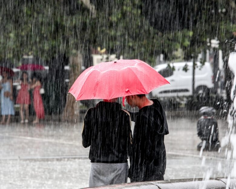 Καιρός σήμερα: Σε ισχύ το έκτακτο δελτίο της ΕΜΥ – Βροχές, καταιγίδες και πτώση της θερμοκρασίας σε όλη τη χώρα